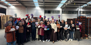 vakiflardan_emekci_kadinlara_anlamli_8_mart_ziyareti_h90722_3f0dd.jpeg