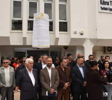 ticaret_odasi_na_siyah_celenk_uzatilan_gule_ret_h90925_bbee8.jpeg