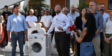 aoa_onunde_camasir_makineli_protesto_h91527_ac9f1.jpg