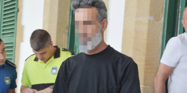 iki_yasindaki_cocuguyla_tir_dorsesinde_ulkeye_girdi_h91668_9a765.jpg